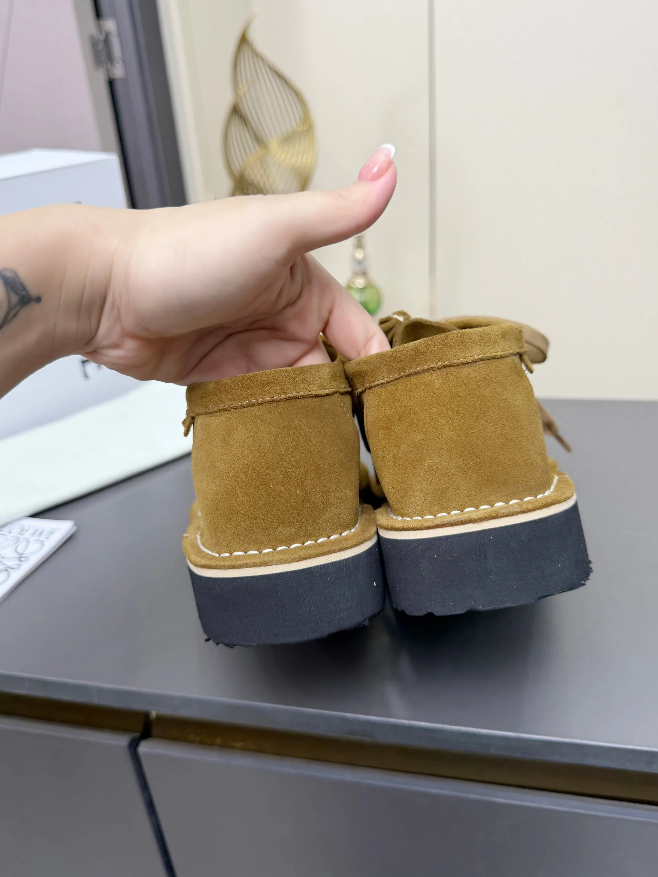👟👟Ex-factory price 560👟👟 LOEWE·Loewe's latest kangaroo shoes, split cow leather, suede cow leather, thick-soled lace-up casual shoes, lace-up retro British style, from design to texture, allowing you to easily have a high-end luxury wearing experience. The upper is made of imported high-mercerized smooth cow suede. The delicate texture has a natural velvet-like sheen. Every inch exudes low-key sophistication. It is matched with the light-feeling EVA foam outsole. The 3-centimeter heel height is just right. It not only quietly elongates the body shape, but also brings the comfort of walking on the ground! The original version was purchased and developed, and the details are well handled. It is worth owning. It has a unique fashionable and trend-leading style. It is highly recommended to stock up. The shoe style is great, the leather is soft and comfortable, very comfortable on the feet and easy to match. ✦Fabric: imported high mercerized cowhide ✦Lining: no lining ✦Outsole: original EVA foam outsole ✦Number of sizes: women's size: 35#-40# (TT)